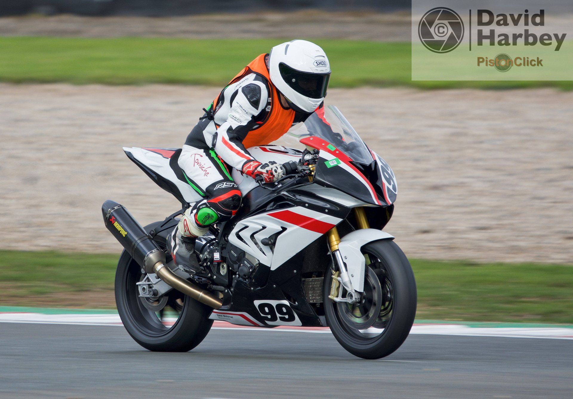 Nikon D3400 and Sigma 100-400mm zoom lens