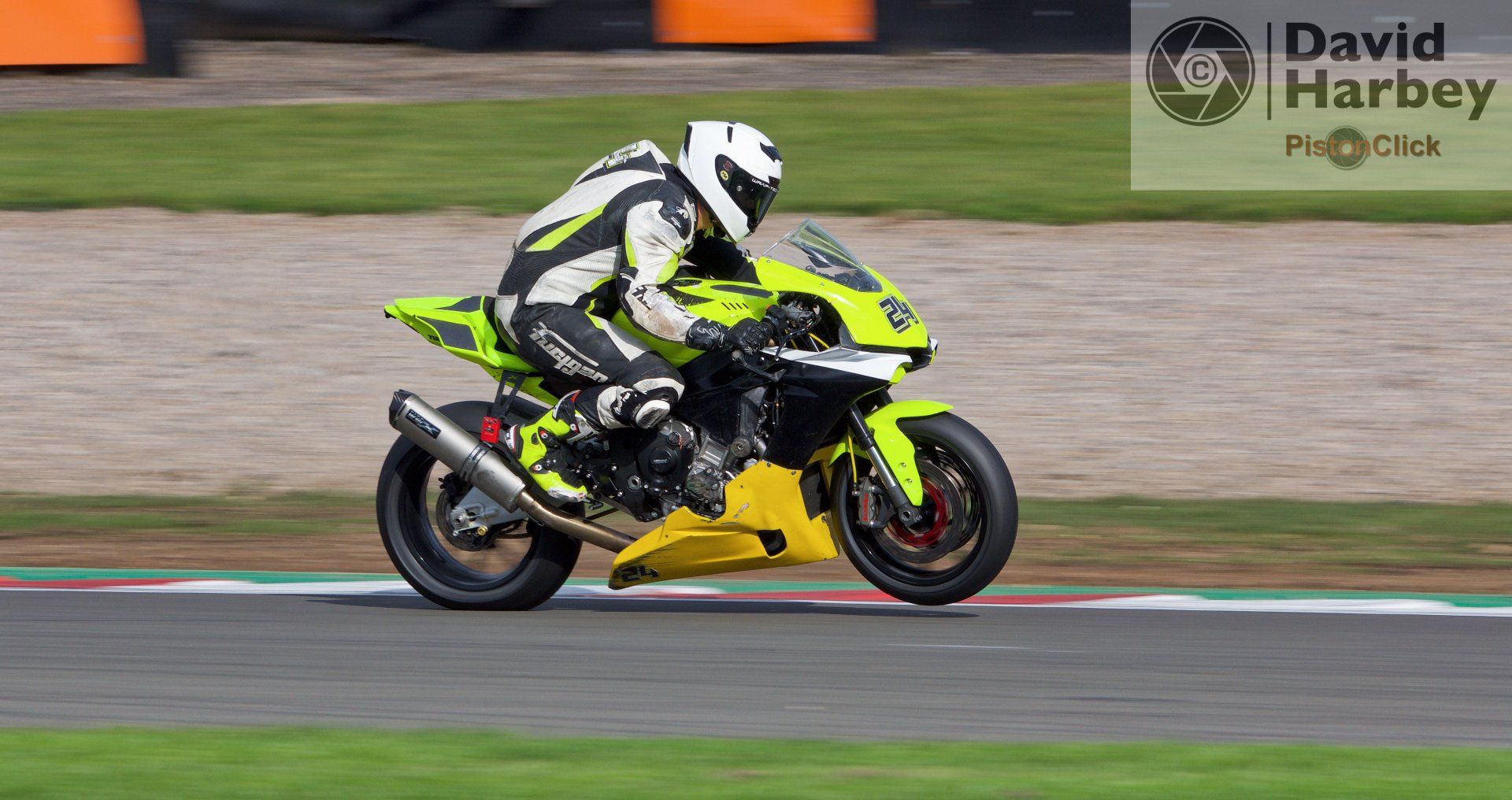 Nikon D3400 and Sigma 100-400mm zoom lens