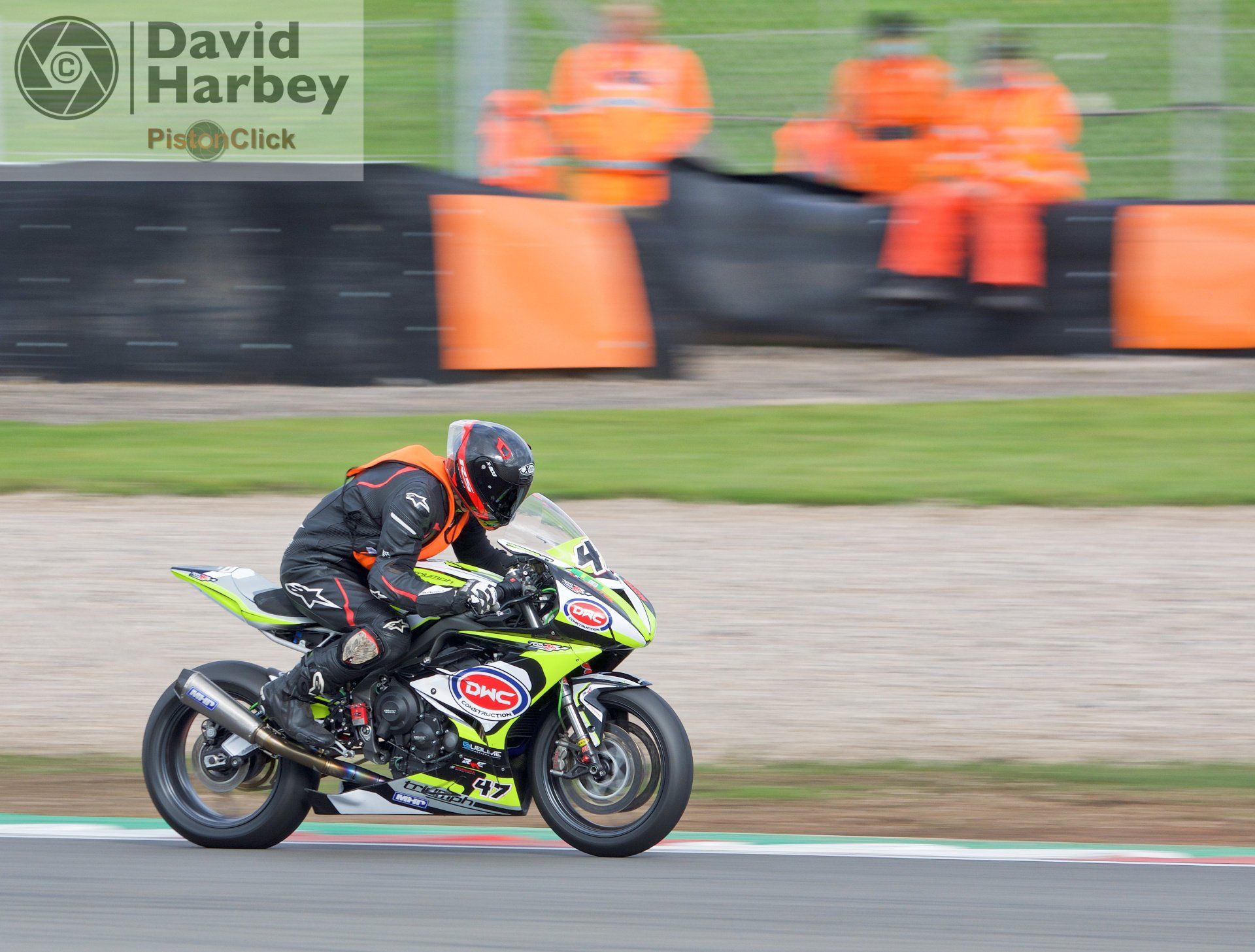 Nikon D3400 and Sigma 100-400mm zoom lens