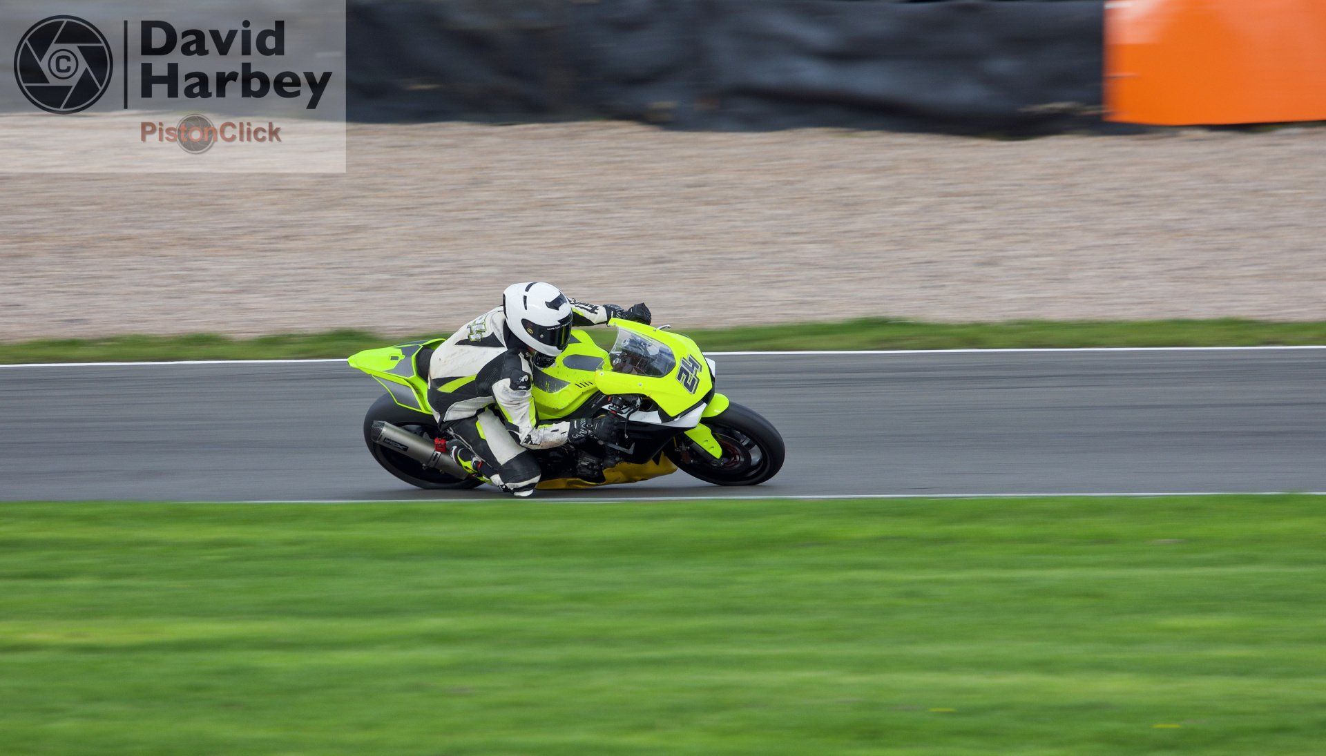 Nikon D3400 and Sigma 100-400mm zoom lens