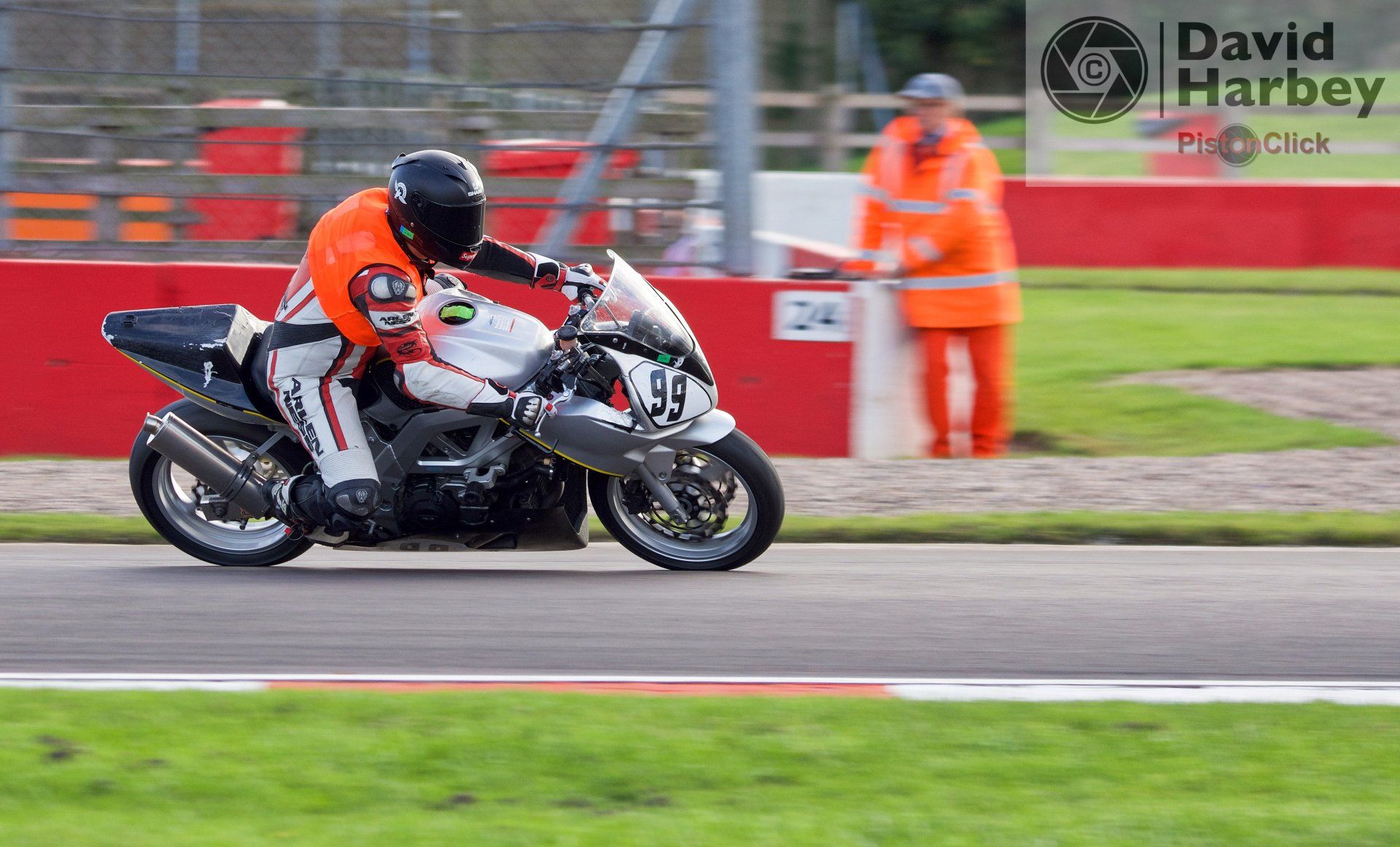 Nikon D3400 and Sigma 100-400mm zoom lens