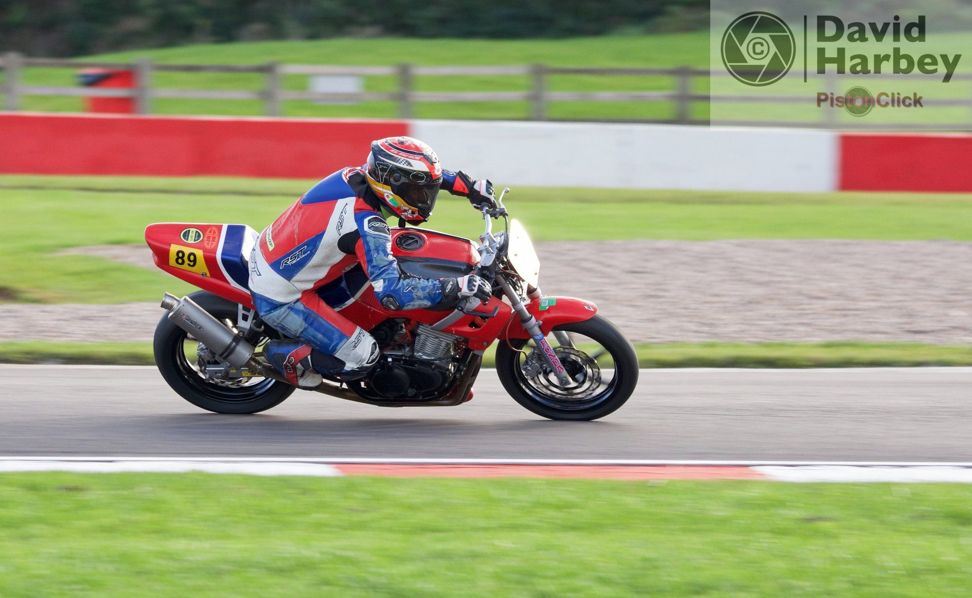 Nikon D3400 and Sigma 100-400mm zoom lens