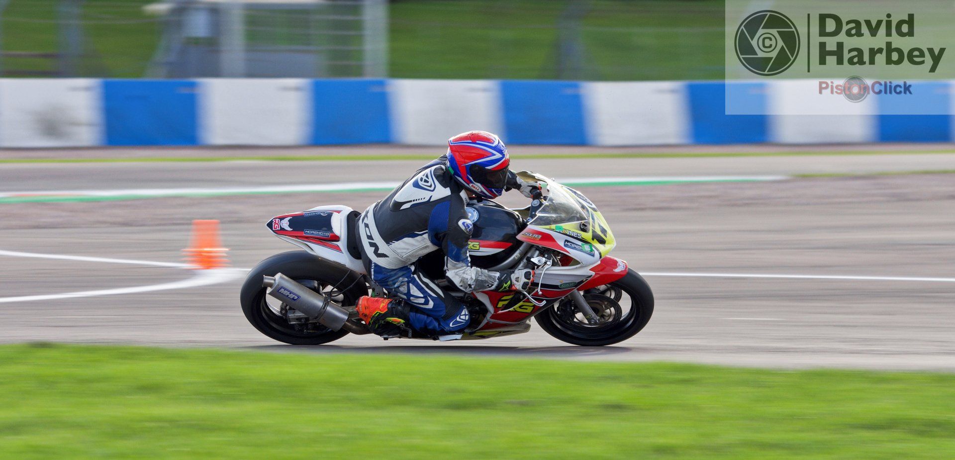 Nikon D3400 and Sigma 100-400mm zoom lens