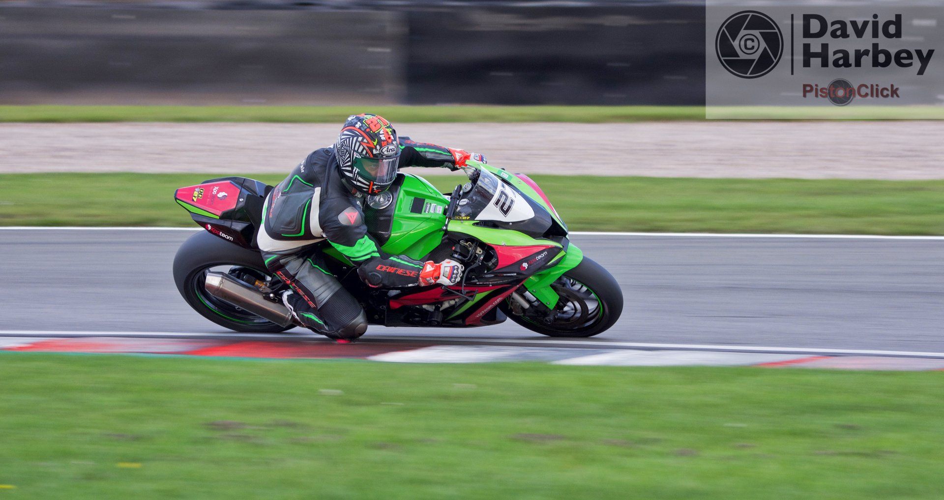 Nikon D3400 and Sigma 100-400mm zoom lens