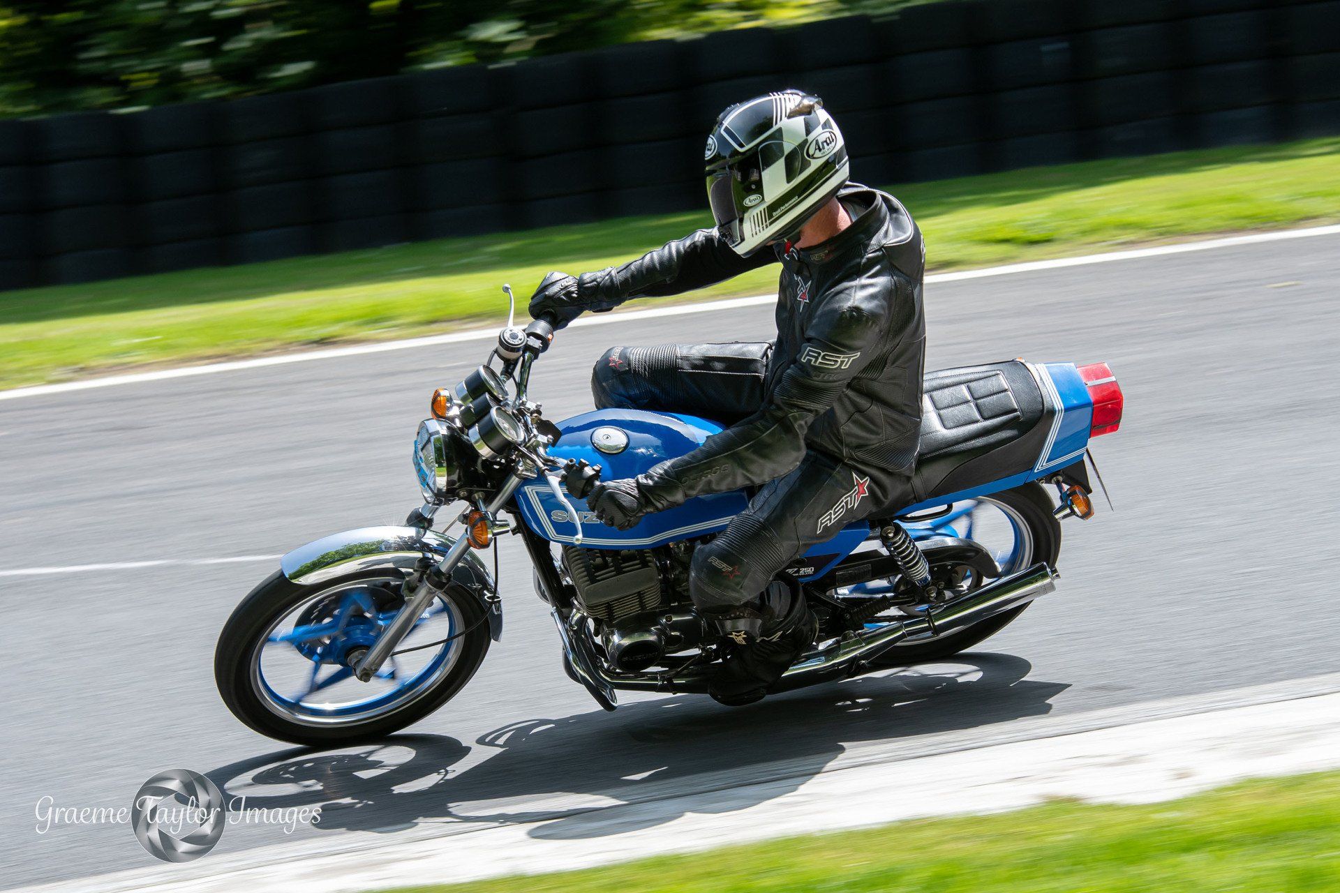 150mm 1/320sec f6.3 Suzuki X-7