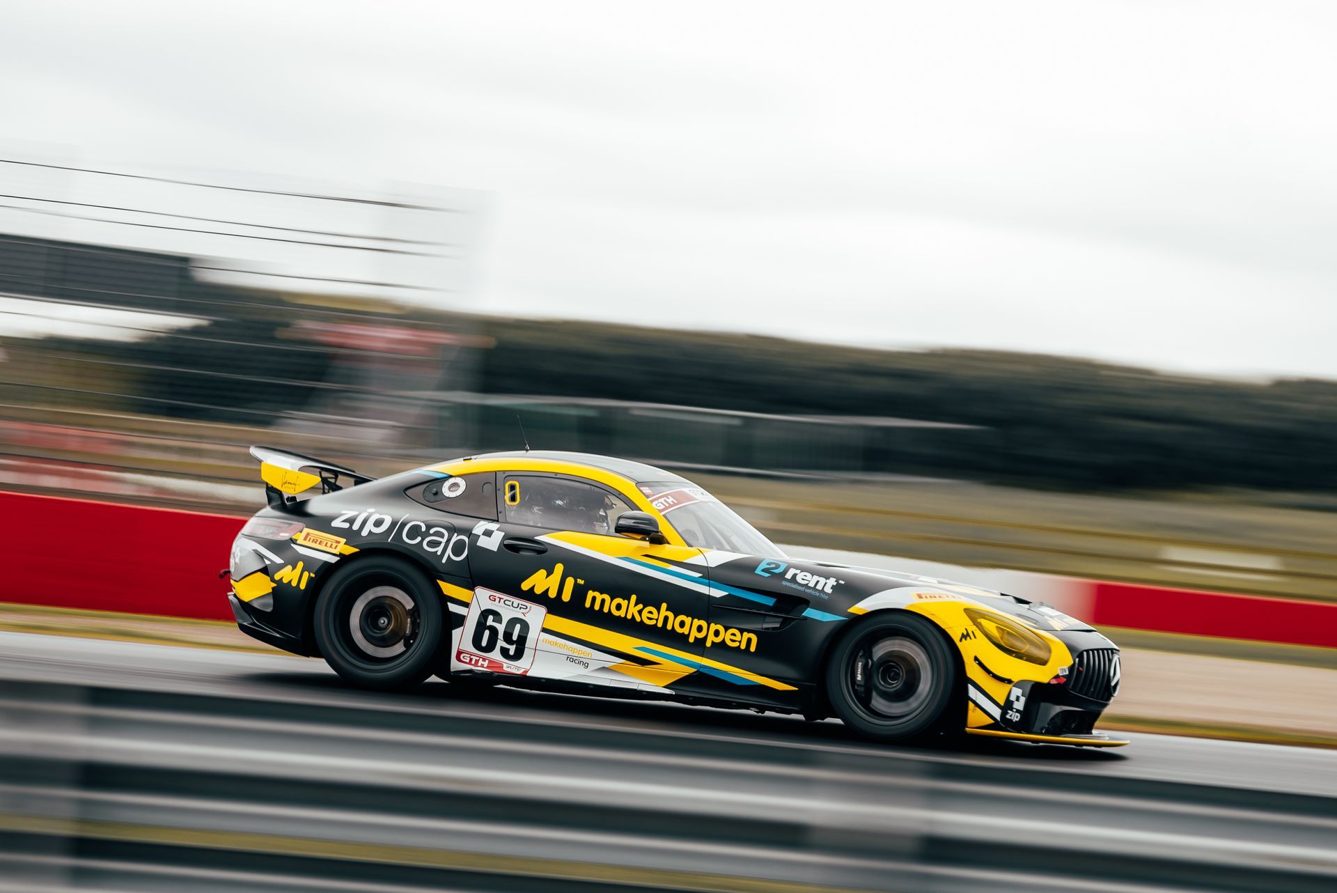 Photographing the GT Cup Test Day at Donington Park