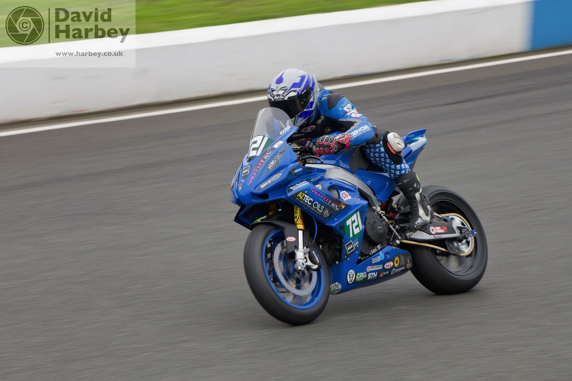 Motorcycle racing at the Bus Stop Mallory Park