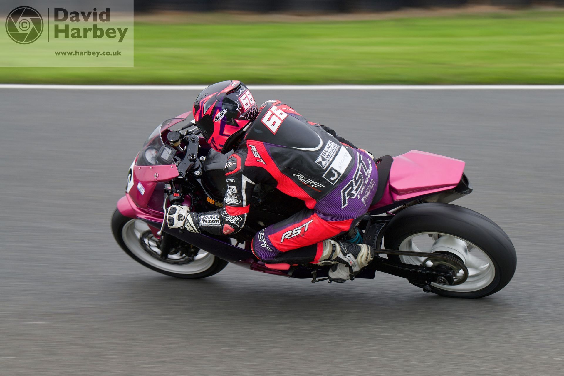 Motorcycle racing at the Bus Stop Mallory Park