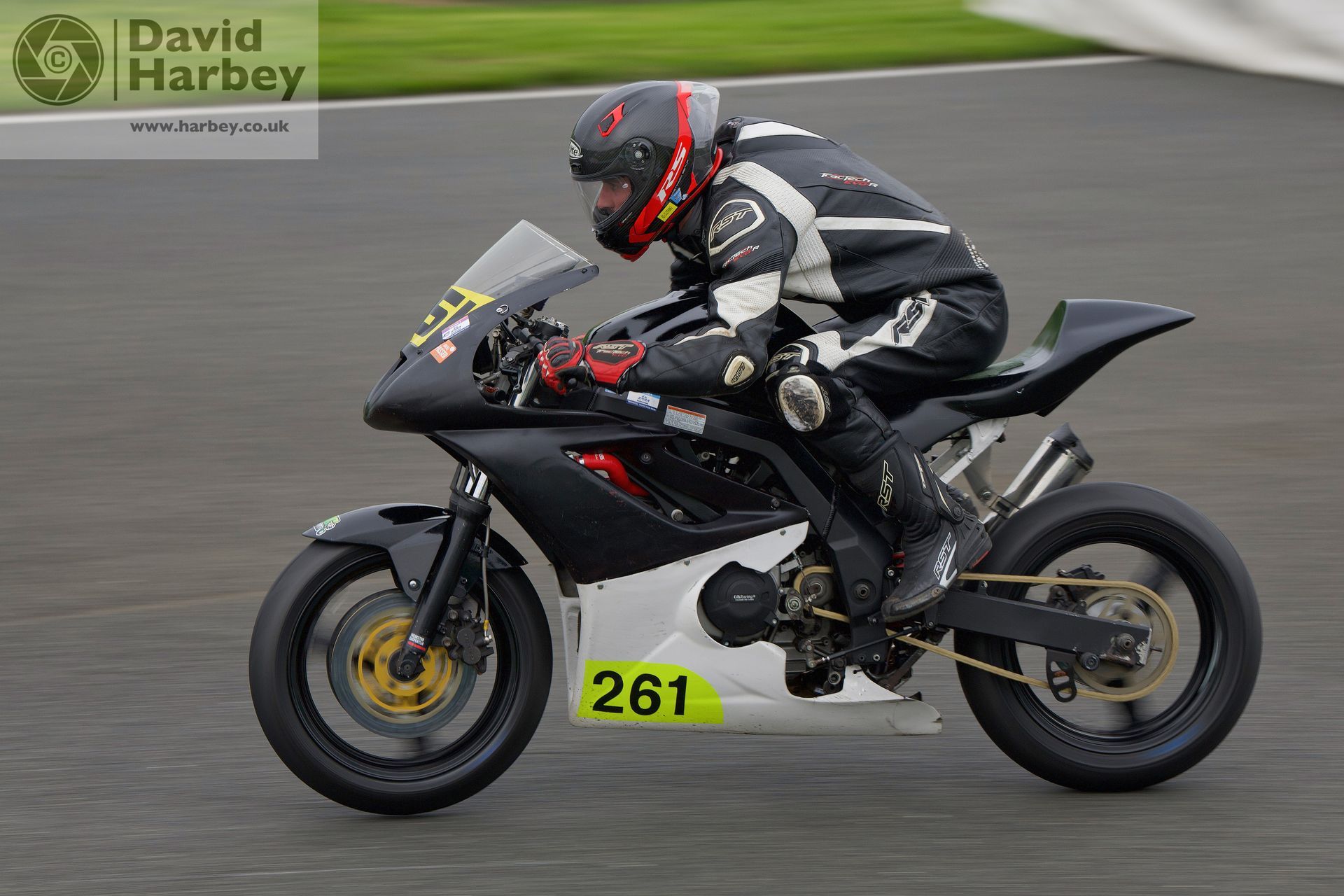 Motorcycle racing at the Bus Stop Mallory Park