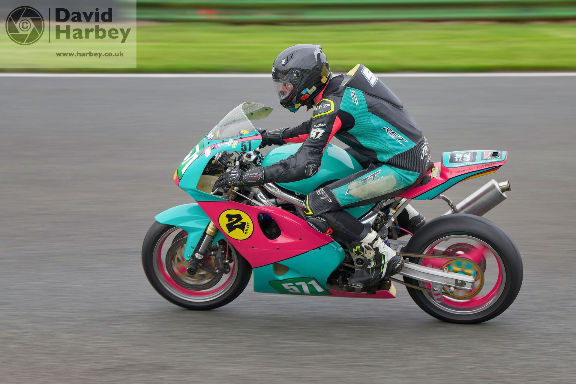 Motorcycle racing at the Bus Stop Mallory Park