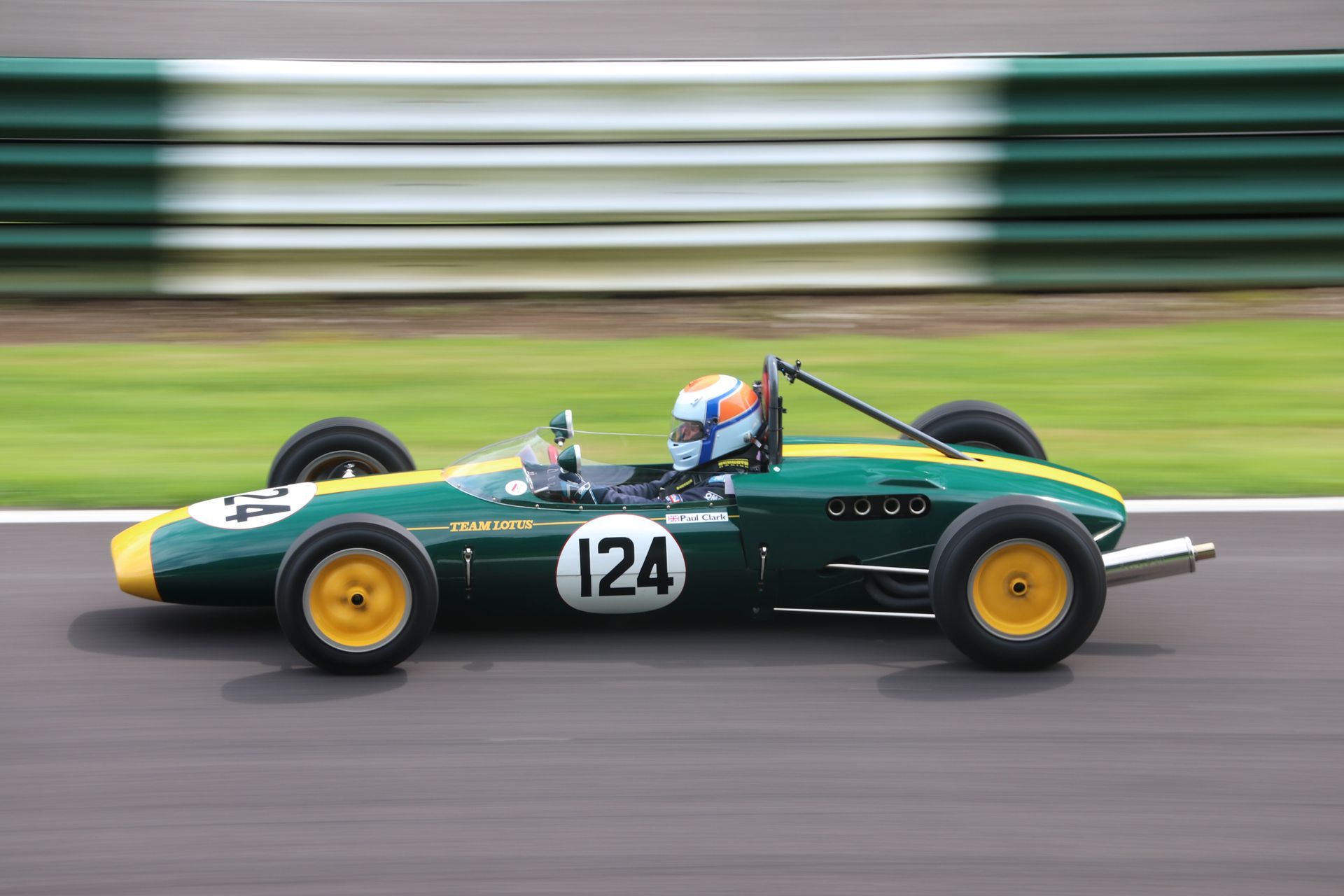 Formula 3 and Formula Ford 1600 racing at Cadwell Park