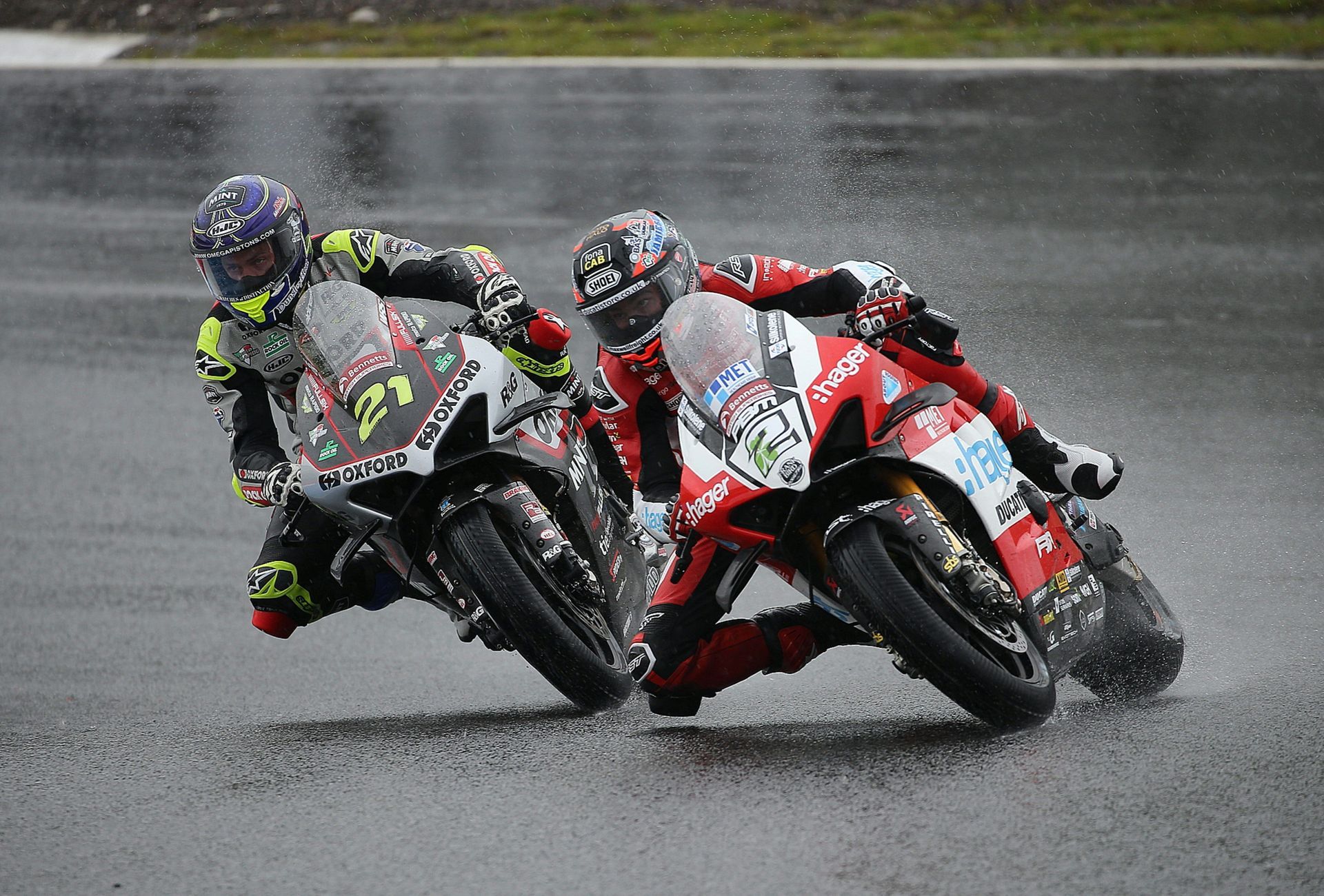 Christian Iddon battles with Glen Irwin at Knockhill