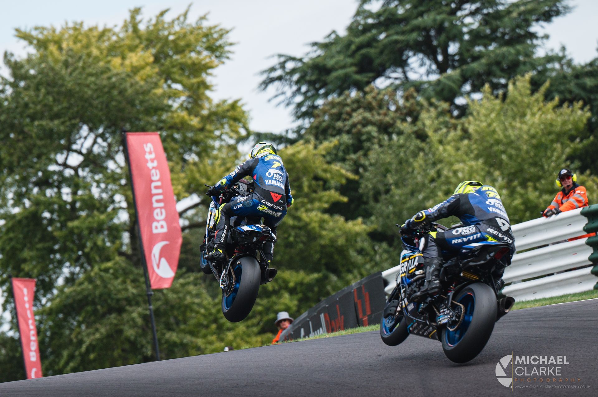 OMG Grilla Yamaha team mates Ryde and Vickers jump the mountain at Cadwell Park