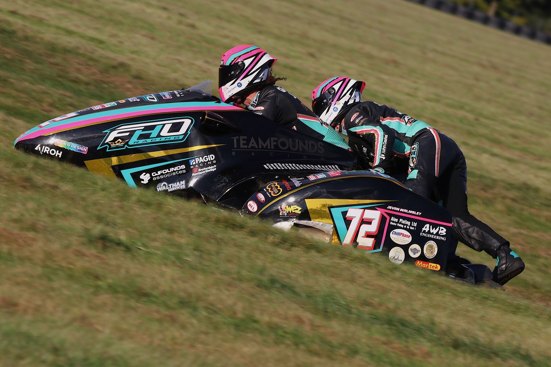 Pete Founds and Jevan Walmsley at the Sidecar revival Cadwell Park 2024