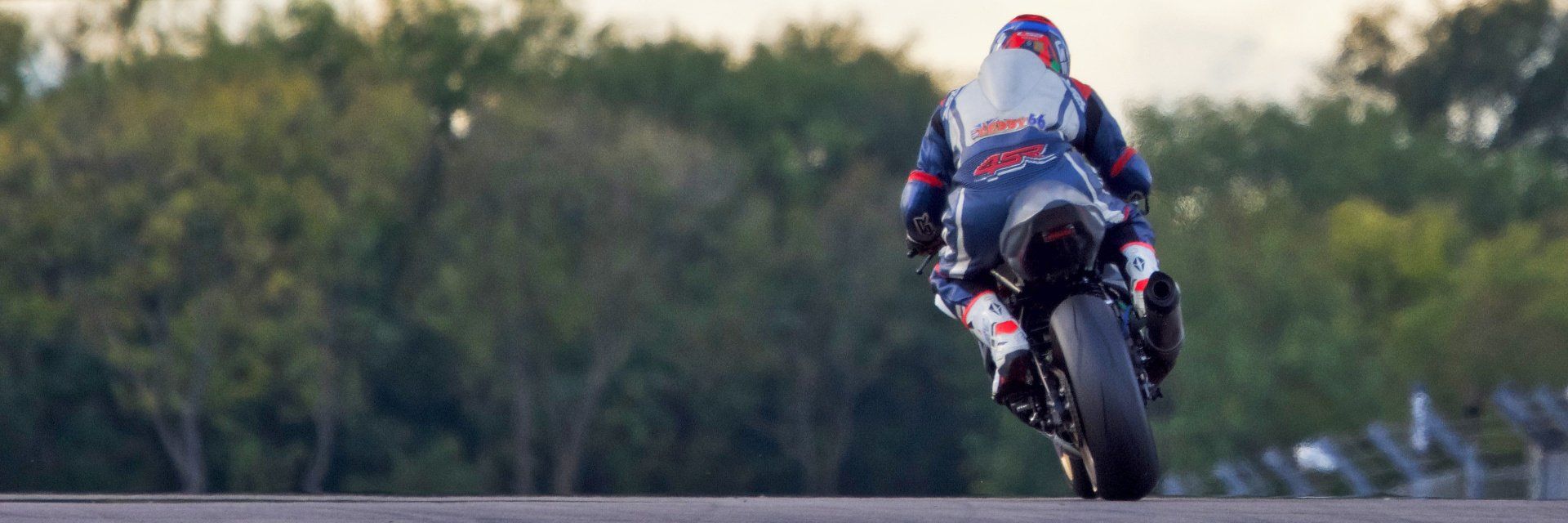 Nikon D3400 and Sigma 100-400mm zoom lens