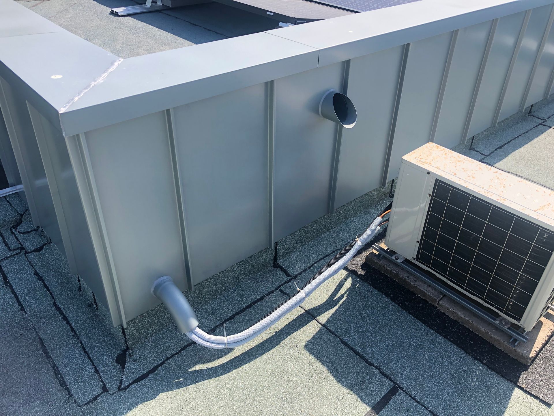 Attikabereich mit Winkelstehlfalz bekleidet, Rheinzink - Titanzink blaugrau vorbewittert