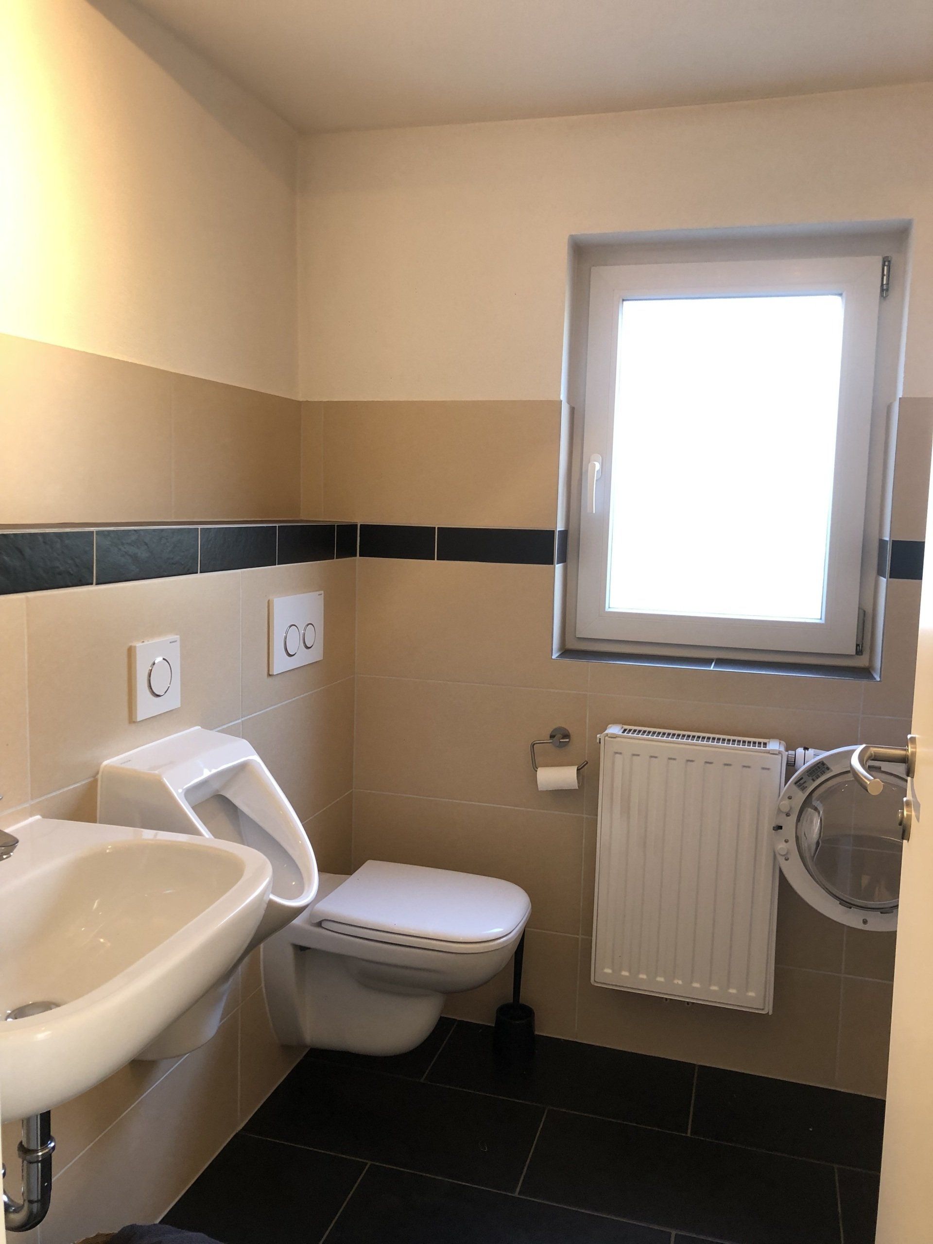 kleines Bad mit Waschmaschine und Trockner