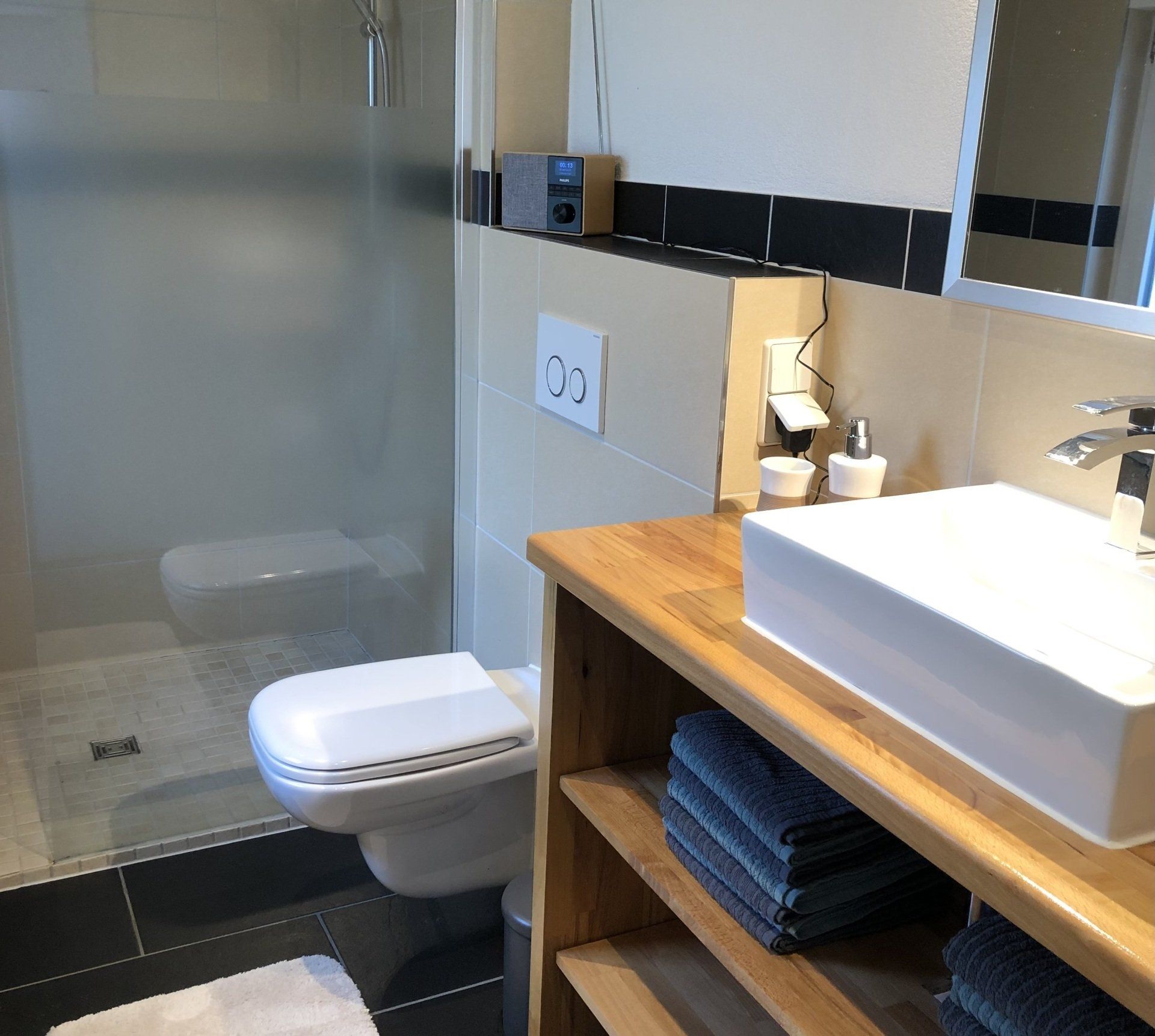 modernes Bad mit bodengleicher Dusche