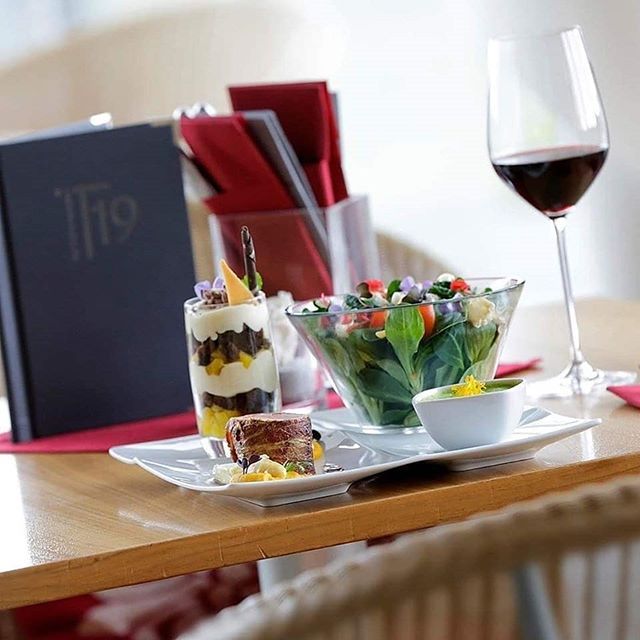 Natur-Resort Bad Waldsee, Artenvielfalt auf dem Golfplatz, Bienen, Bienenvölker, Rote Liste Pflanzen, wilde Orchideen, Smaragdeidechsen, Kreuzottern, Natur-Lehrpfad, Rund-Wanderwege, Kaffee, Restaurant, Vinothek, erlesene Weine, Bar, selbstgebackene Kuchen, Snacks, Mittagstisch, Sonnenterrasse, Gin - Greenkeeper's Cut, Bier vom Fass, kleine Gerichte, Burger, vegetarisch, vegan, Laktose frei, Gluten frei, Café-Restaurant Ausblick T-19, Restaurant im Hofgut