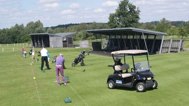 Natur-Resort Bad Waldsee, Artenvielfalt auf dem Golfplatz, Bienen, Bienenvölker, Rote Liste Pflanzen, wilde Orchideen, Smaragdeidechsen, Kreuzottern, Natur-Lehrpfad, Rund-Wanderwege, Kaffee, Restaurant, Vinothek, erlesene Weine, Bar, selbstgebackene Kuchen, Snacks, Mittagstisch, Sonnenterrasse, Gin - Greenkeeper's Cut, Bier vom Fass, kleine Gerichte, Burger, vegetarisch, vegan, Laktose frei, Gluten frei, Café-Restaurant Ausblick T-19, Restaurant im Hofgut