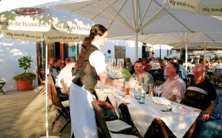 Natur-Resort Bad Waldsee, Artenvielfalt auf dem Golfplatz, Bienen, Bienenvölker, Rote Liste Pflanzen, wilde Orchideen, Smaragdeidechsen, Kreuzottern, Natur-Lehrpfad, Rund-Wanderwege, Kaffee, Restaurant, Vinothek, erlesene Weine, Bar, selbstgebackene Kuchen, Snacks, Mittagstisch, Sonnenterrasse, Gin - Greenkeeper's Cut, Bier vom Fass, kleine Gerichte, Burger, vegetarisch, vegan, Laktose frei, Gluten frei, Café-Restaurant Ausblick T-19, Restaurant im Hofgut