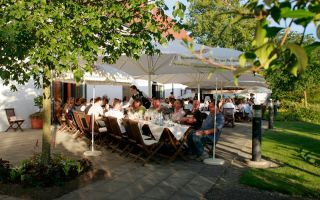 Natur-Resort Bad Waldsee, Artenvielfalt auf dem Golfplatz, Bienen, Bienenvölker, Rote Liste Pflanzen, wilde Orchideen, Smaragdeidechsen, Kreuzottern, Natur-Lehrpfad, Rund-Wanderwege, Kaffee, Restaurant, Vinothek, erlesene Weine, Bar, selbstgebackene Kuchen, Snacks, Mittagstisch, Sonnenterrasse, Gin - Greenkeeper's Cut, Bier vom Fass, kleine Gerichte, Burger, vegetarisch, vegan, Laktose frei, Gluten frei, Café-Restaurant Ausblick T-19, Restaurant im Hofgut