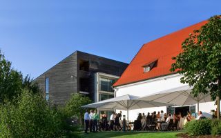 Natur-Resort Bad Waldsee, Artenvielfalt auf dem Golfplatz, Bienen, Bienenvölker, Rote Liste Pflanzen, wilde Orchideen, Smaragdeidechsen, Kreuzottern, Natur-Lehrpfad, Rund-Wanderwege, Kaffee, Restaurant, Vinothek, erlesene Weine, Bar, selbstgebackene Kuchen, Snacks, Mittagstisch, Sonnenterrasse, Gin - Greenkeeper's Cut, Bier vom Fass, kleine Gerichte, Burger, vegetarisch, vegan, Laktose frei, Gluten frei, Café-Restaurant Ausblick T-19, Restaurant im Hofgut