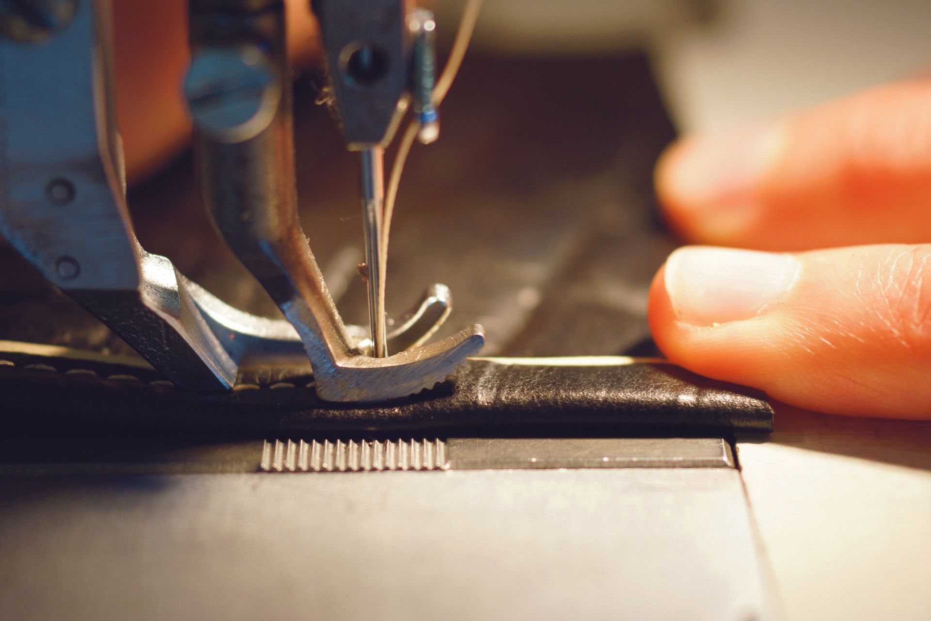 Näharbeit an der Maschine von NINAGORISSEN MANUFAKTUR