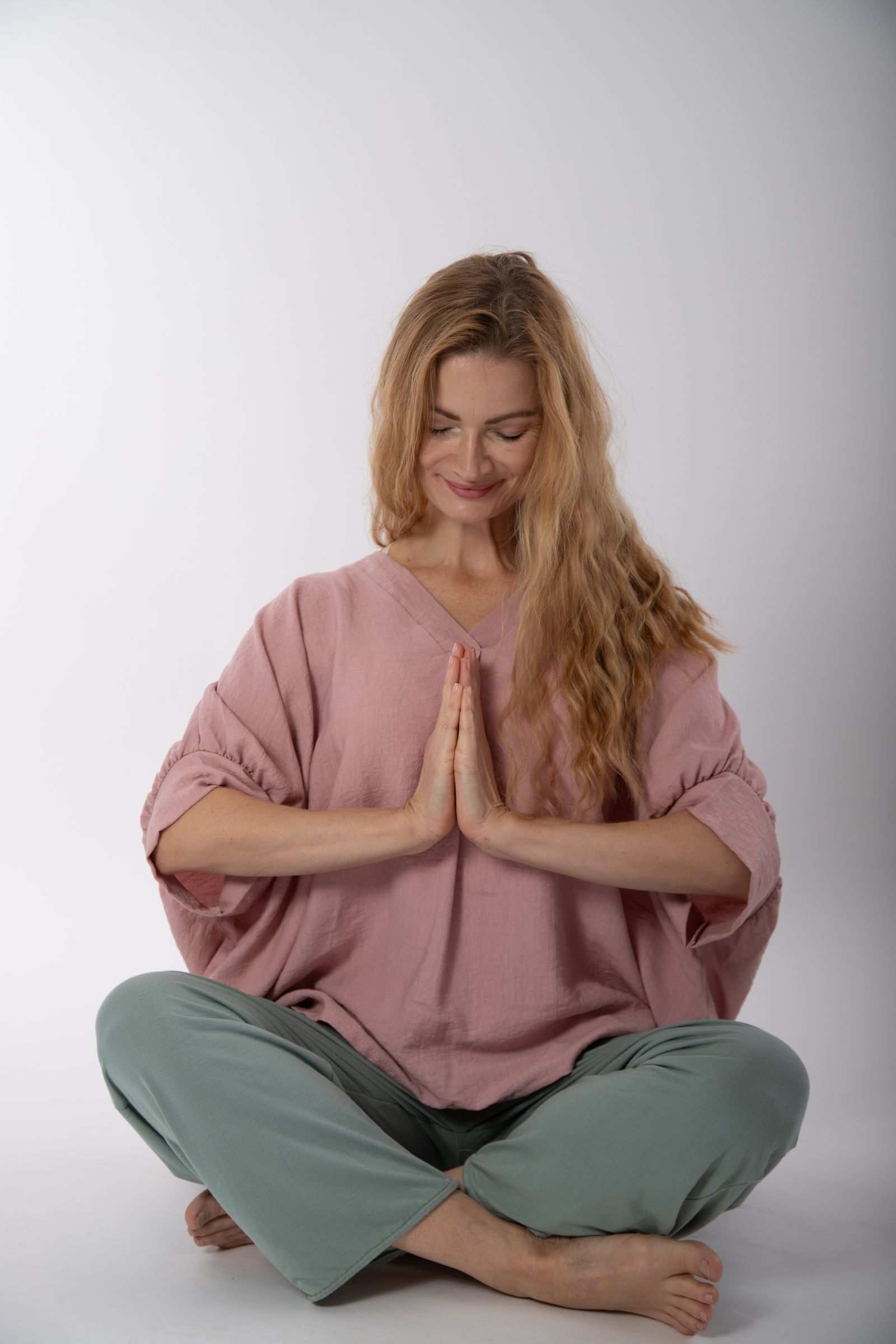 Frau,Lotussitz, meditierend, lächelnd, Namaste
