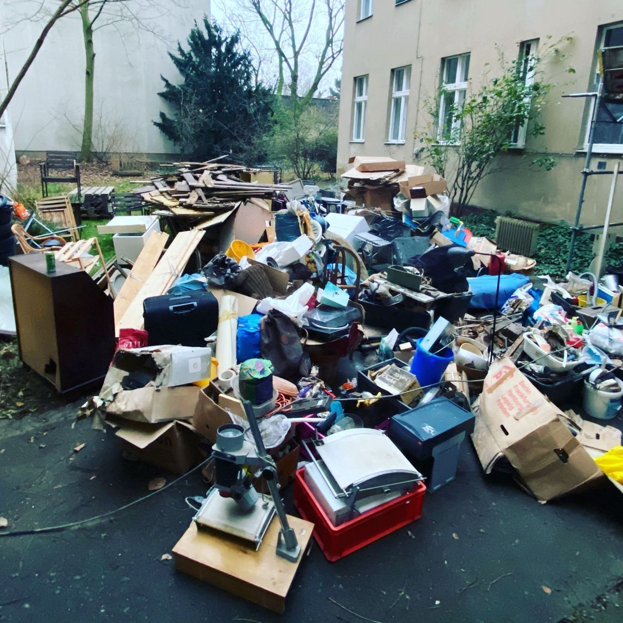 Ein Foto von einer Wohnungsauflösung, wo der Sperrmüll und die zu entsorgenden Objekte auf der Straße gesammelt werden.