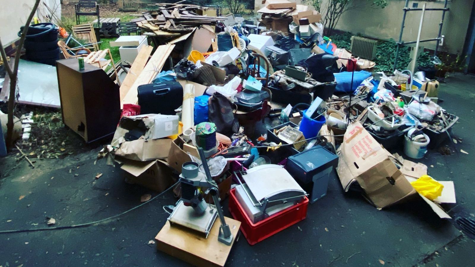 Ein Foto von einer Wohnungsauflösung, wo der Sperrmüll und die zu entsorgenden Objekte auf der Straße gesammelt werden.