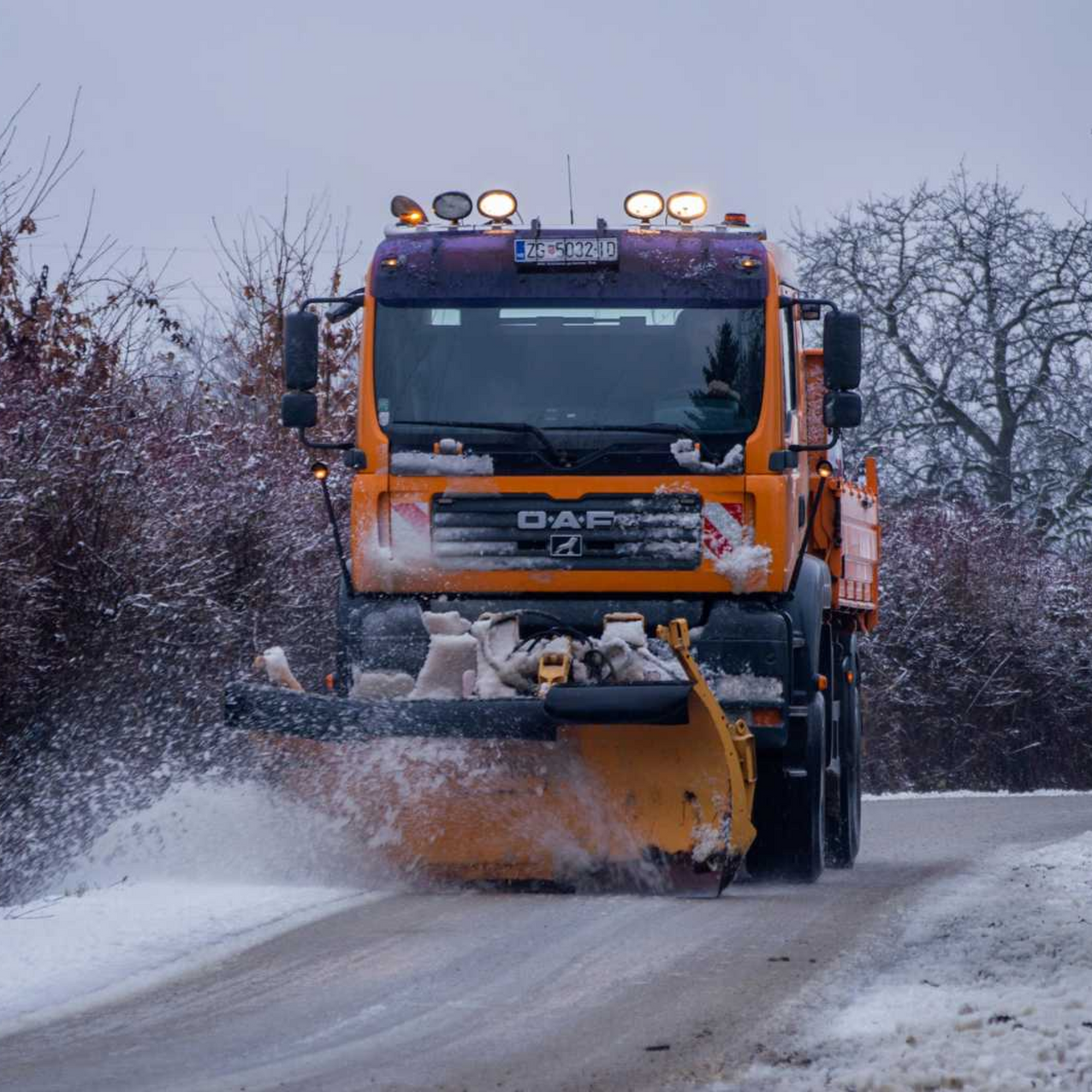 Ein LKW das Schnee beseitigt.