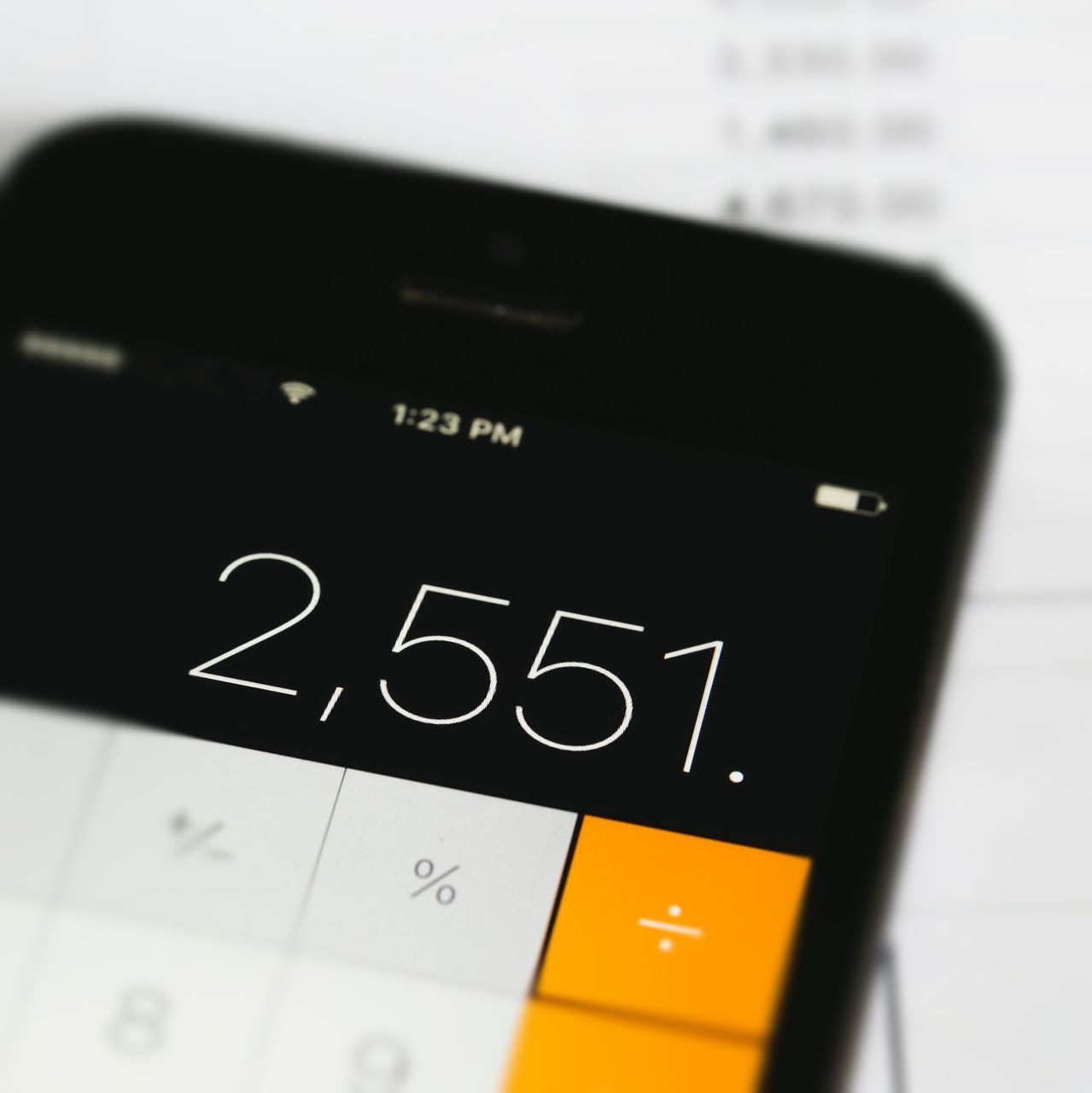 Ein Taschenrechner das Zahlen zusammenrechnet.