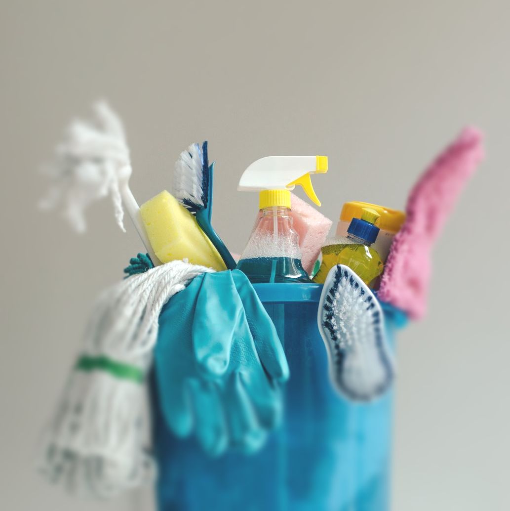 Bild von einem Plastikeimer mit reinigungsmitteln.