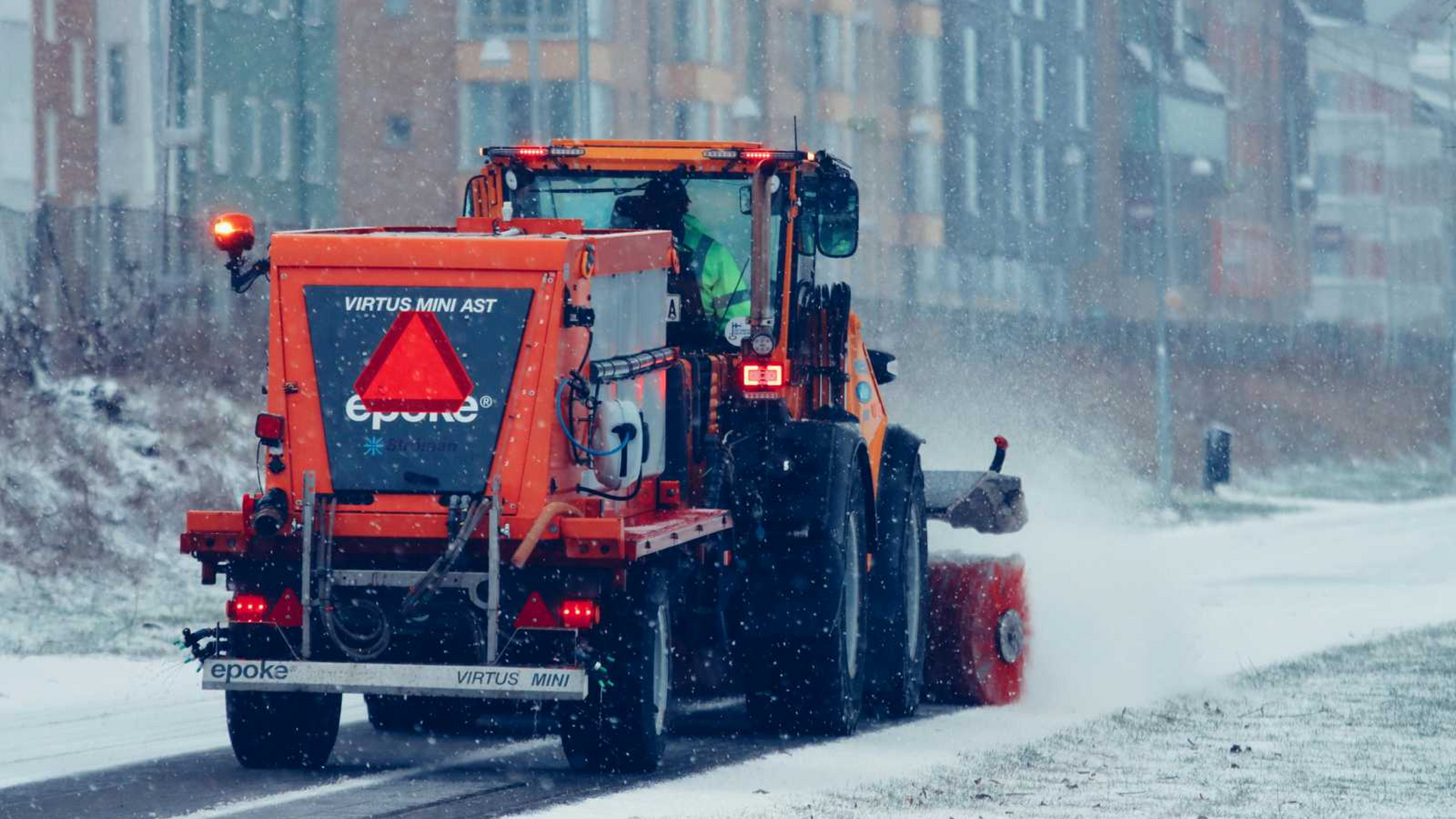 Ein Fahrzeug das Schnee beseitigt.