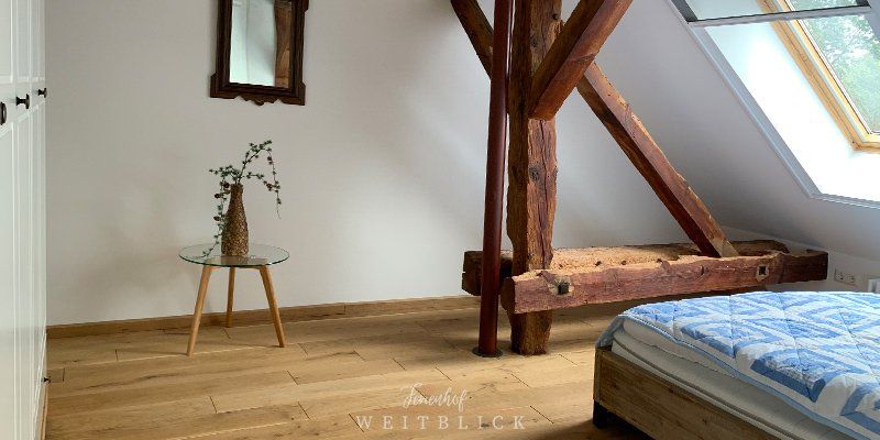 Schlafzimmer mit Doppelbett im modernen Landhausstil