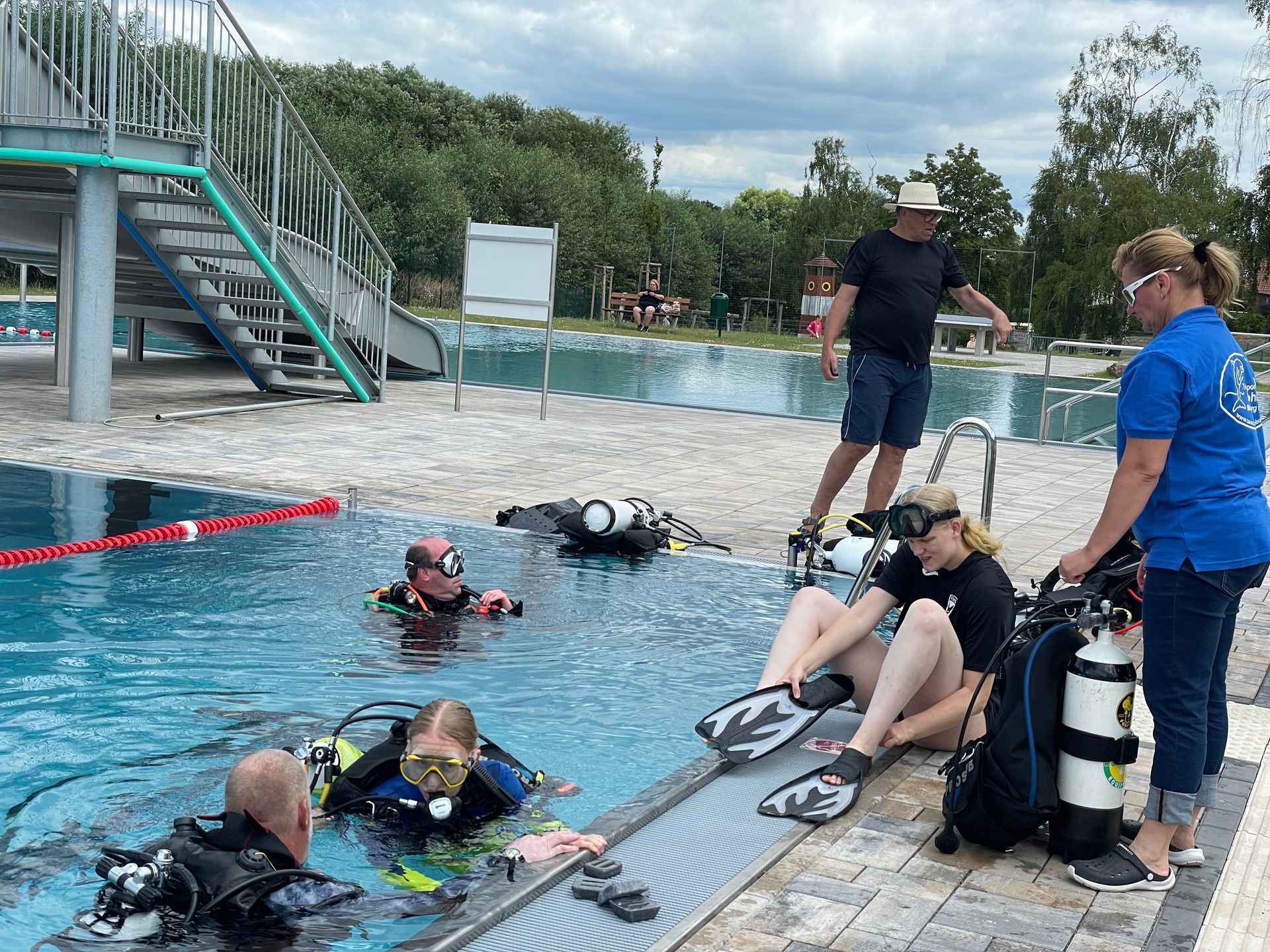 Vor dem ersten Tauchgang gab es eine Einweisung durch den Tauchlehrer