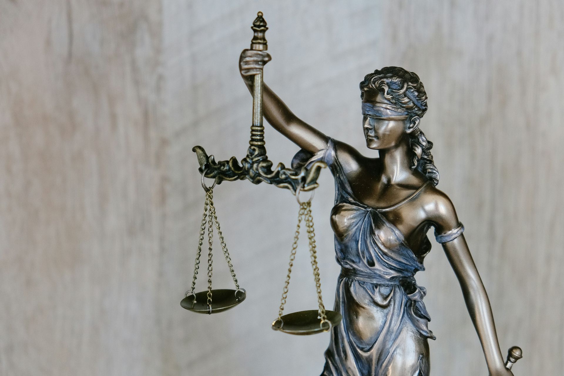 Justitia vor hellem Hintergrund