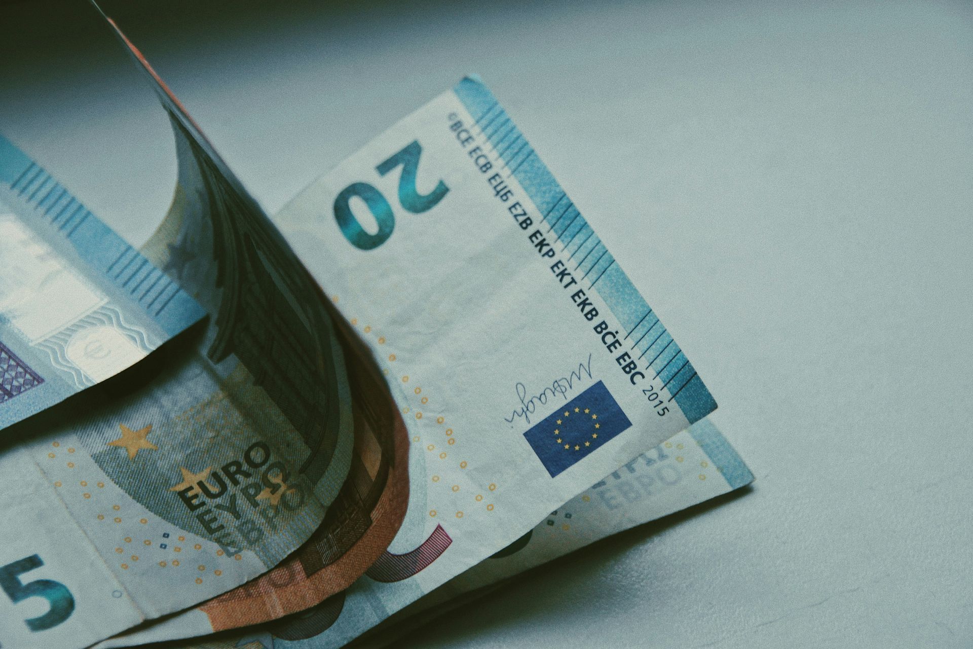 5 bis 20€ Geldnoten auf weißem Untergrund