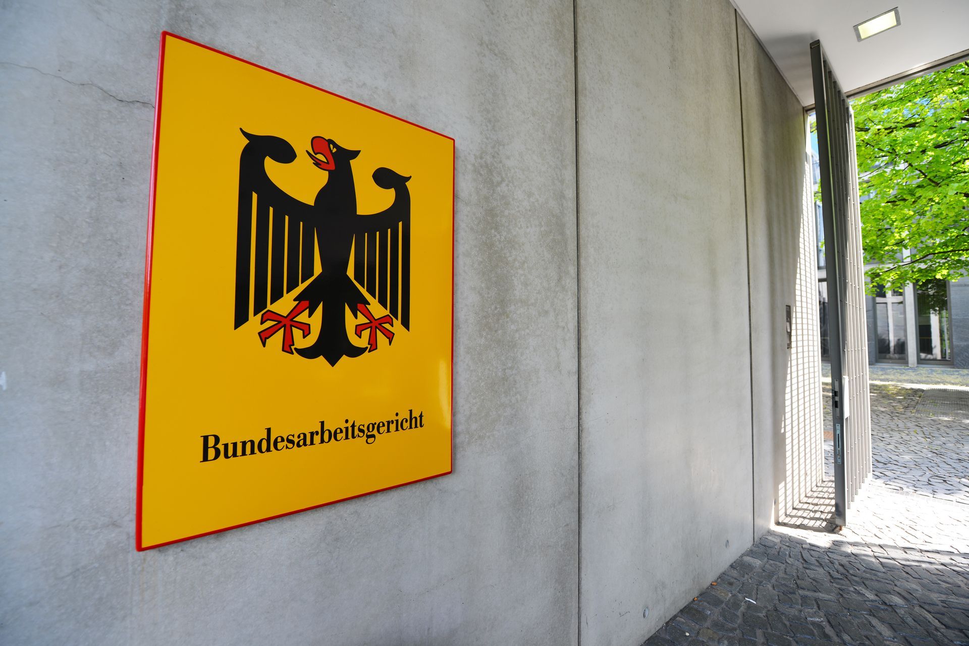 Ein gelbes Schild mit Bundesarbeitsgericht in Erfurt