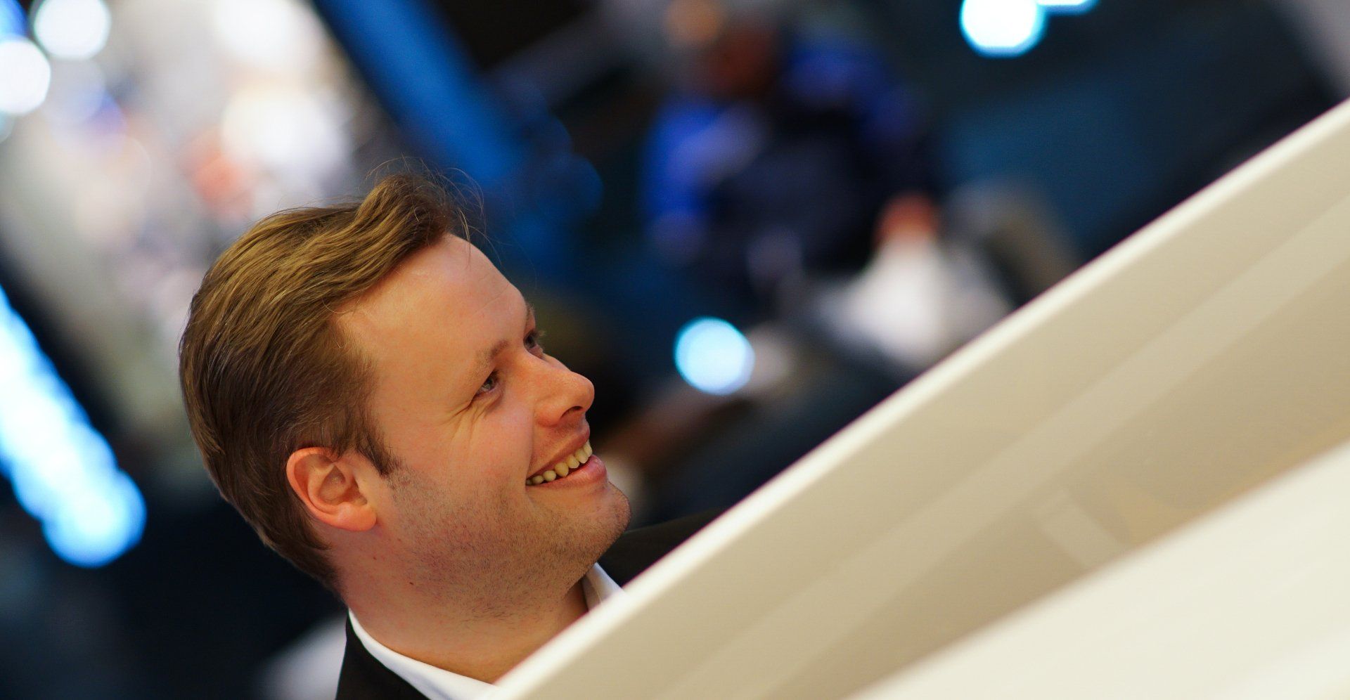 Pianist Johannes Poerschke lächelnd am Flügel bei einem Auftritt