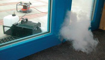 Leckageortung bei BlowerDoor Messungen mit Rauchgerät