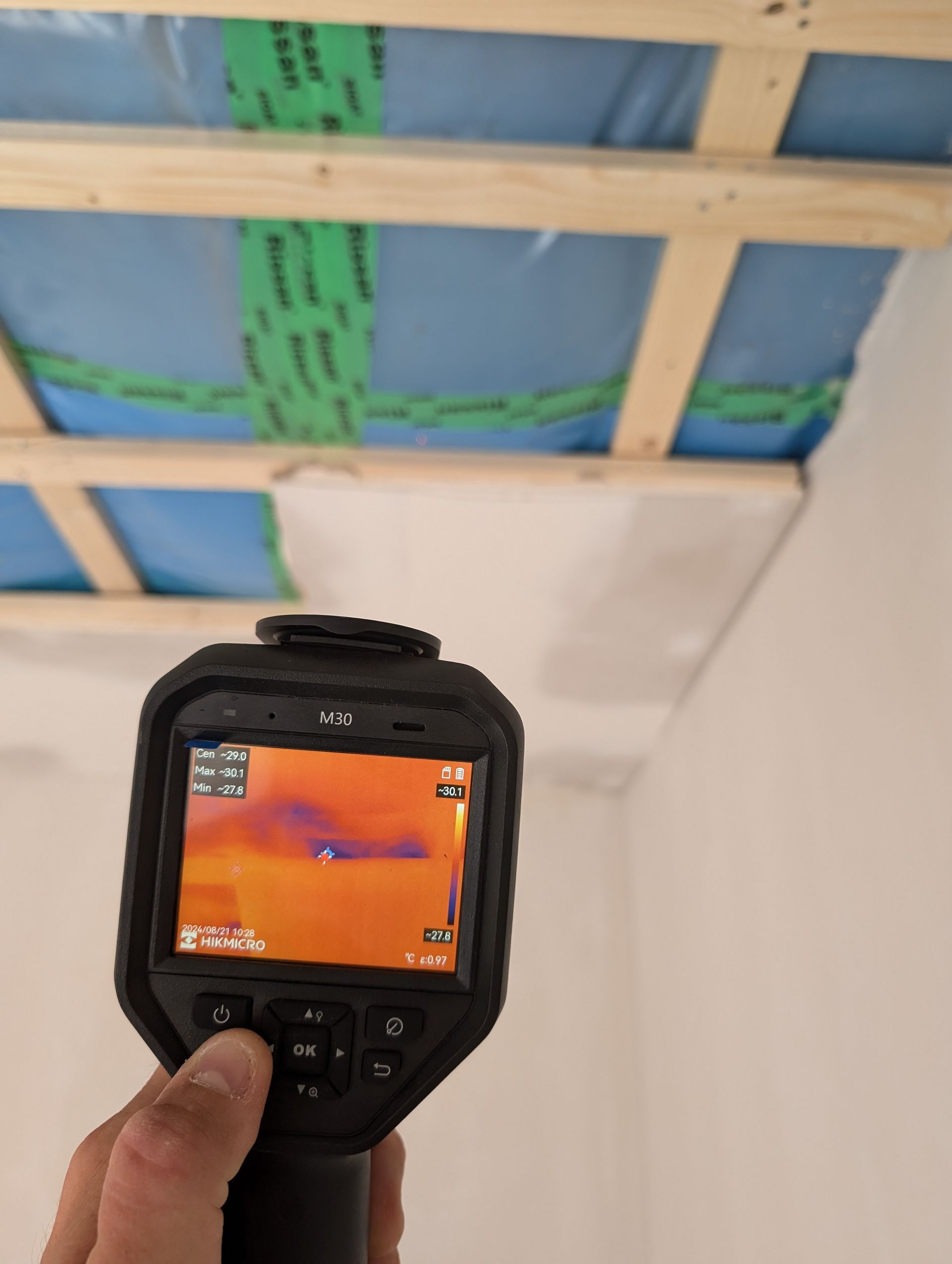 Leckageortung bei BlowerDoor Messungen mit Thermografie