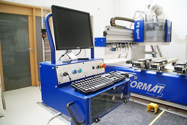 Schreinerei Zezelj GmbH. Das Foto zeigt eine Abbildung einer modernen CNC-Maschine zur Möbelherstellung