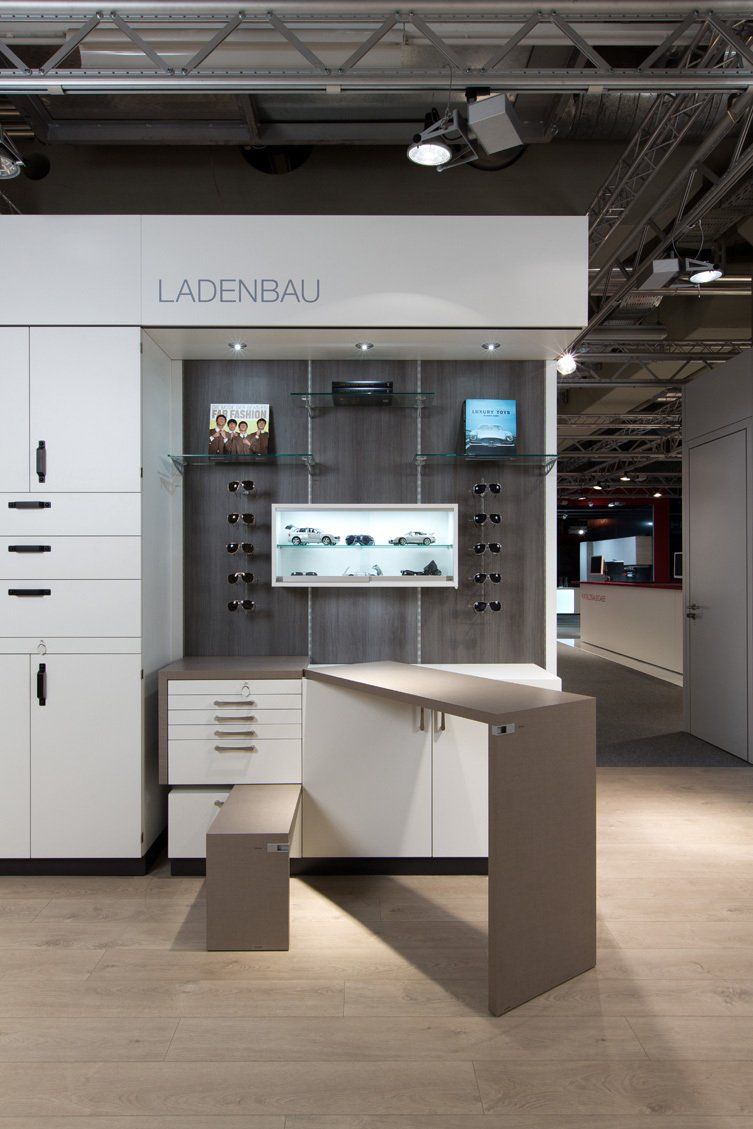 Z-Maßmöbel - Abbildung Foto  Arbeitszimmer / Büro Beispiel Optikergeschäft - Zezelj GmbH