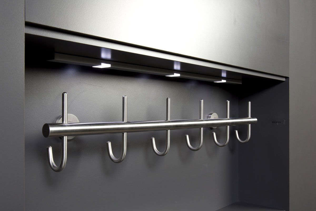 Z-Maßmöbel - Abbildung Foto  Schranktreppe Beispiel Garderobenhaken - Zezelj GmbH