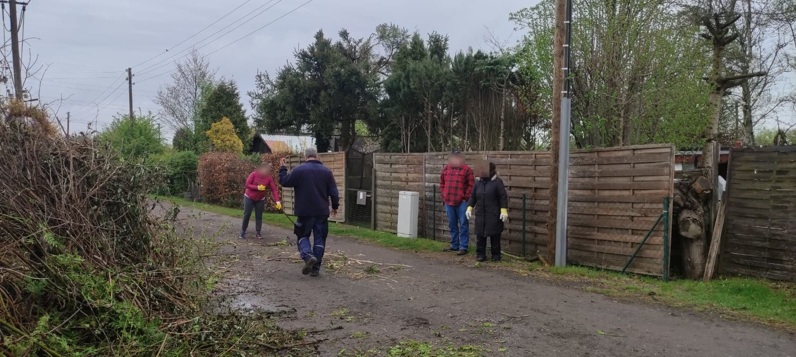 Foto der Vorbereitung und des Aufbaus vom Osterfeuer