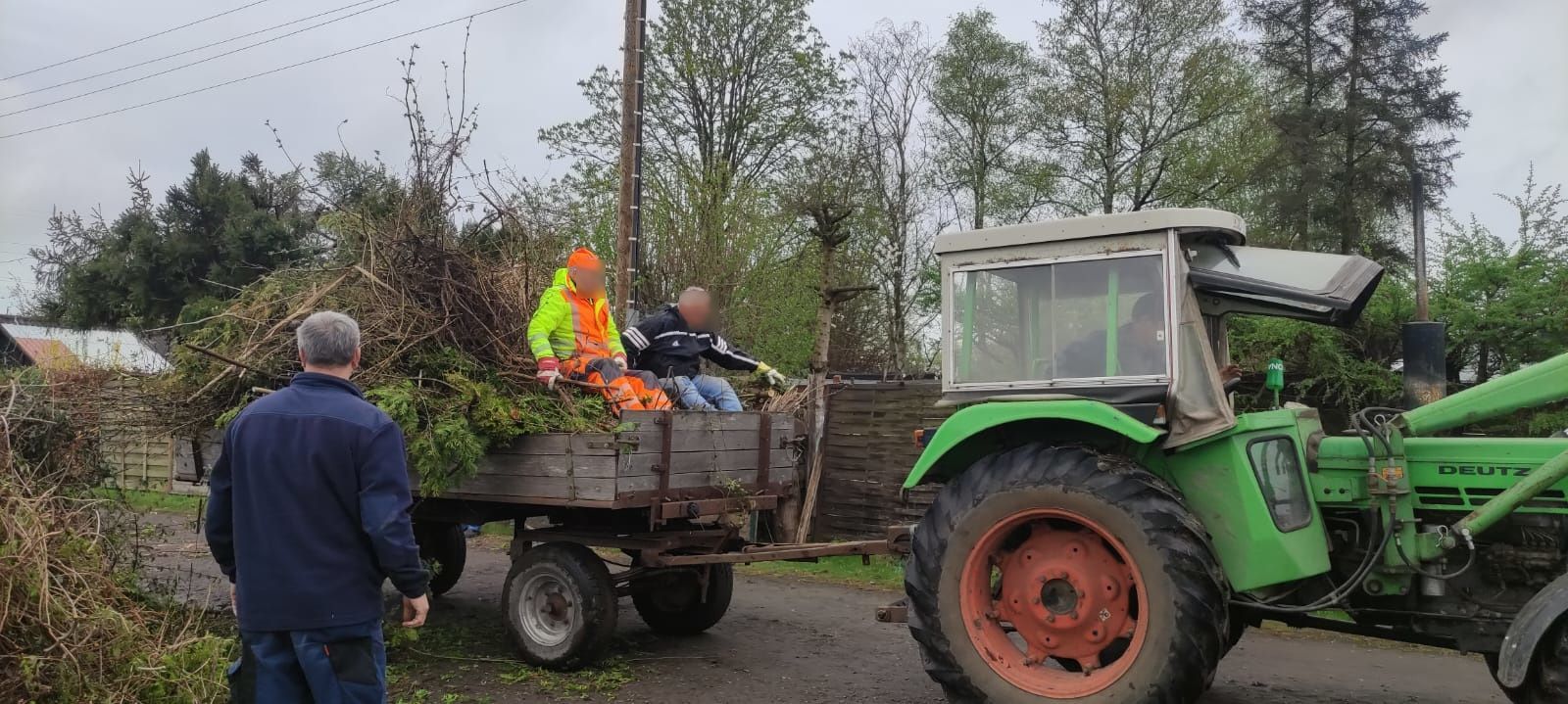 Foto der Vorbereitung und des Aufbaus vom Osterfeuer