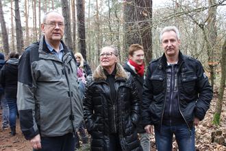 Rainer Pape, Gabriele Reißmann und Torsten Anders (v.l.) aus Waldstadt haben mit weiteren Mitstreitern eine Bürgerinitiative gegründet, um die Zerstörung des geschützten Waldgebietes zu verhindern.