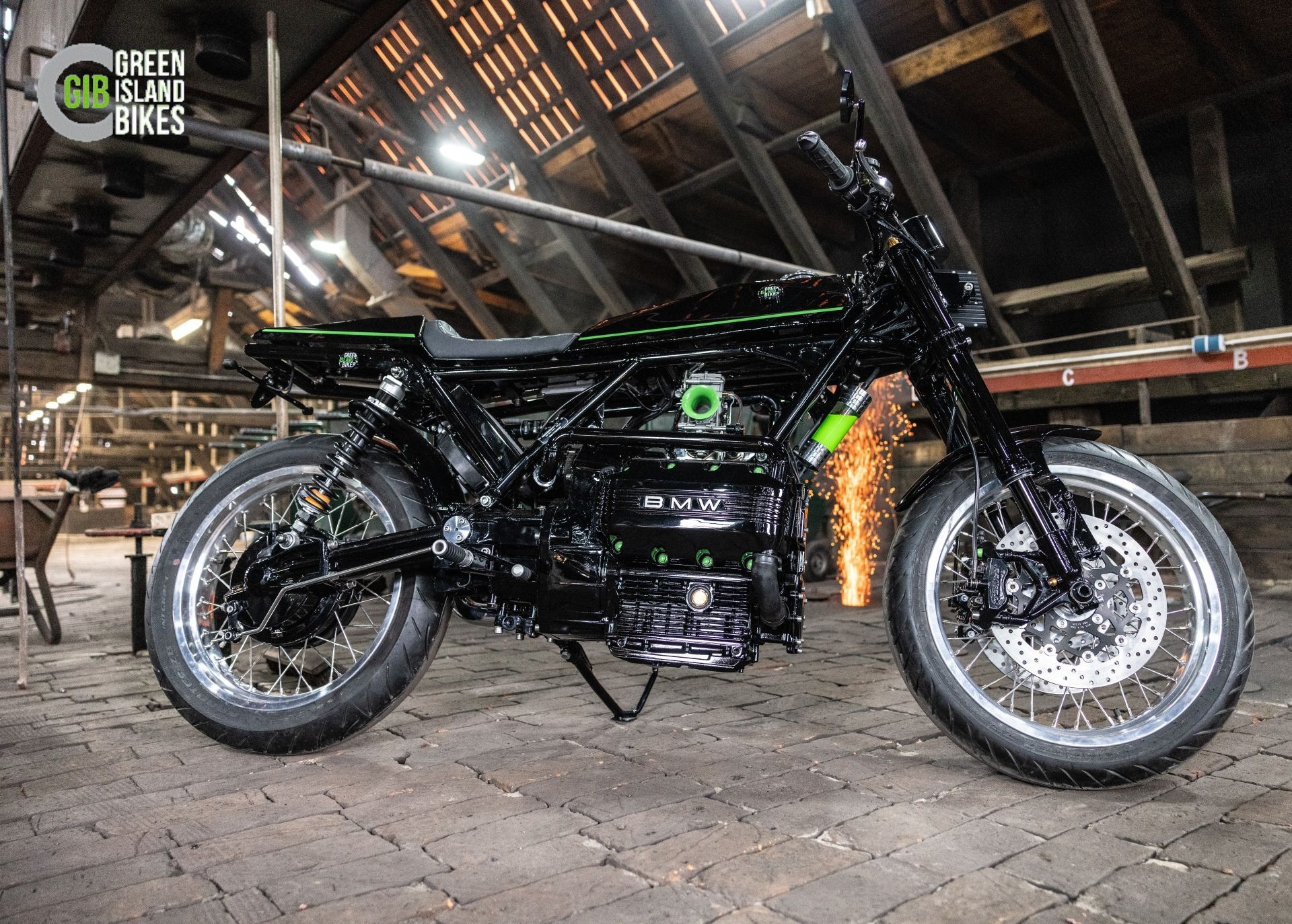 Integration des Motor-Designs in Tank und Sitzbank der BMW K75 K40